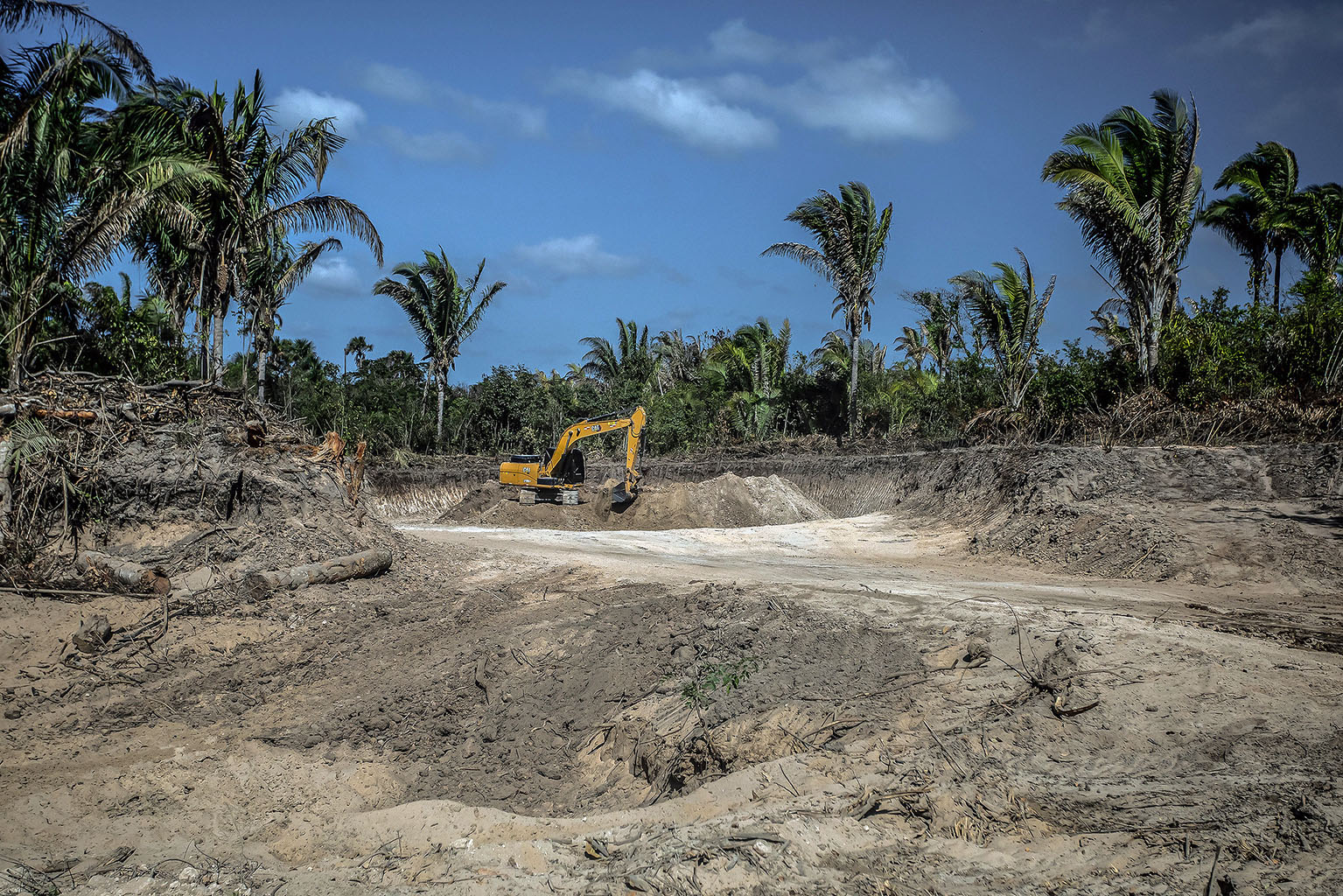 Pesquisador instalando equipamentos de medição
